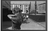 Jeune fille de dos et enfants (années 60) - Crédit photo : WINDENBERGER Jacques