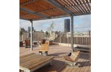 vue de la terrasse partagée  installée en toiture, dont  le mobilier a été réalisé  par Martial Marquet © E. Caille  - Crédit photo : ... ...