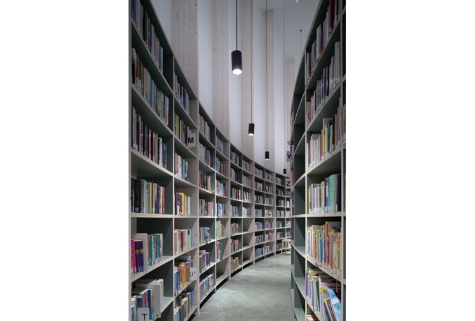  Entre les murs de livres. Celui de gauche prend appui sur la structure en lamellé-collé de l’édifice © Bas Princen