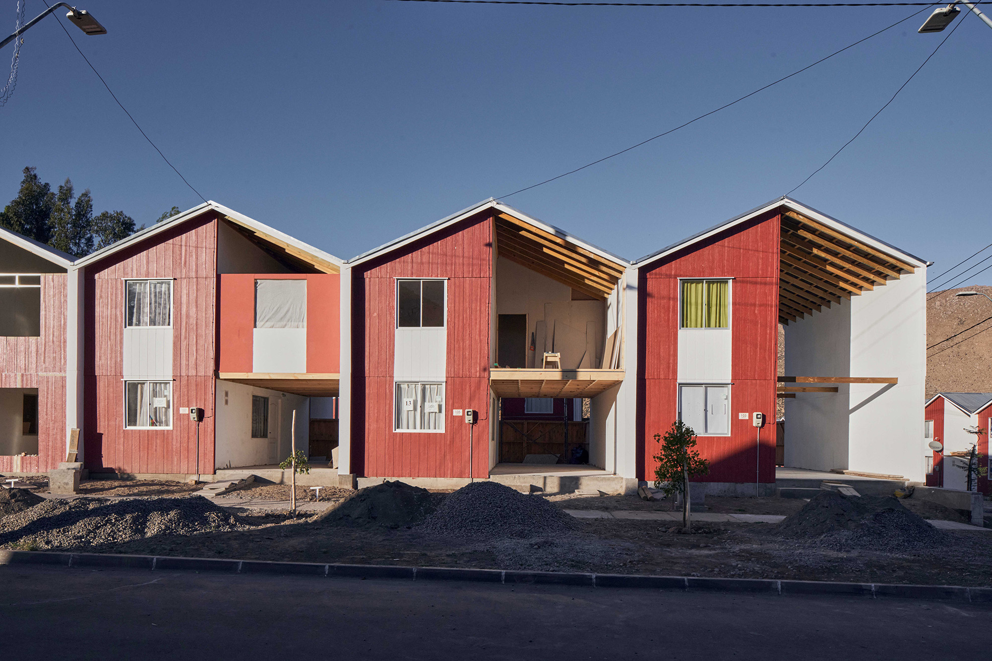 Les 50 demi-maisons conçues par Elemental (Alejandro Aravena) à Salamanca, au Chili, et livrées en 2020, constituent un témoignage de cet oxymore qu’est l’inachèvement maîtrisé de l’architecture. Depuis, les habitants ont complété tout ou partie de l’autre moitié de la maison, en fonction de leurs besoins et de leurs ressources. Le lecteur curieux du résultat pourra constater cela sur Google Maps : https://urlz.fr/u34C