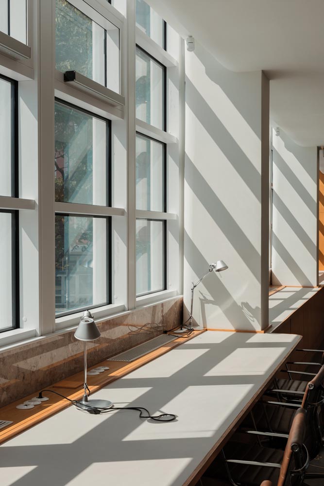 Cinema Batalha renovation, Porto, Portugal / Architects: Atelier 15 / Fabricator: Ribeiro & Rocha / TECHNAL solutions: TENTAL facades and SOLEAL windows and doors / Photographer: Brutos audiovisual