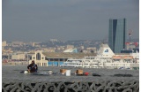 ouvrier travaillant sur le toit du Mucem - Crédit photo : POLLAK Jilliane