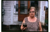 Mary Workman et l'eau de son puit, pollué par la Hanna Coal Company, à qui elle a fait un procès. Près de Steubenville, Ohio,1973. © Eric Calonius/National Archives/Records of the EPA - Crédit photo : DR  