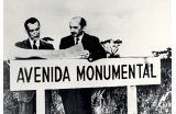 Le Président Juscelino Kubitschek et Lucio Costa au point zéro de l’Avenue Monumentale, photographie 60 x 40 cm - Crédit photo : FONTENELLE Mario