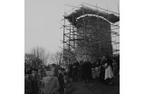  Avril 1953. Vue du côté sud avec l'érection de la grande tour. Pose de la 1° pierre et inauguration de la maison des pèlerins et de la maison du gardien (en présence de Le Corbusier). - Crédit photo : BUEB Charles - Fonds famille Bueb