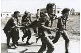 Amos Gitai (à droite) dans son unité de secouristes, pendant la guerre de Kippour. Photographie publiée en couverture de L’Express, le 15 octobre 1973 - Crédit photo : DR  