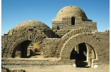 Chantier de Hassan Fathy, où apparaît la spécificité de son langage architectonique basé sur la déclinaison de toutes les ressources de l’adobe : murs porteurs, arcs, coupoles et « voûtes nubiennes ». - Crédit photo : DR  