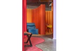 chaise longue bleue 1.7 km, par Komut, et chaise orange-rouge Gravêne, par Maximum © Felix Dol Maillot - Crédit photo : ... ...