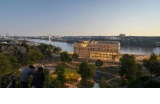 le projet lauréat de Neutelings Riedijk vue depuis l’ancienne carrière de granit transformée en jardin thématique avec, à gauche, la grue Titan grise qui se dresse à la pointe de l’île de Nantes et, au fond, la silhouette massive de la Cité radieuse de Le Corbusier à Rezé. - Crédit photo : ... ...