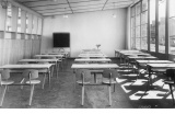 Salle de classe dans les années 50 et pupitres du modèle ‘biplace 850’, Jean Prouvé - Crédit photo : DR  