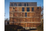 21 logements PLI rue de la Duée, Paris 20e (1992-1995). Cette petite opération pioche sans complexe dans le corpus des éléments fondamentaux de l’architecture ordinaire parisienne – toiture en zinc, garde-corps à barreaudage métallique faisant office d’attique, persienne en bois – et semble avoir été livrée hier matin. - Crédit photo : WOGENSKY Olivier