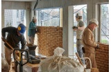 Pose de briques en terre crue par la SCOP Les Grands Moyens sur le chantier de TOA à Bagneux (92) - Crédit photo : DELANGLE Frédéric