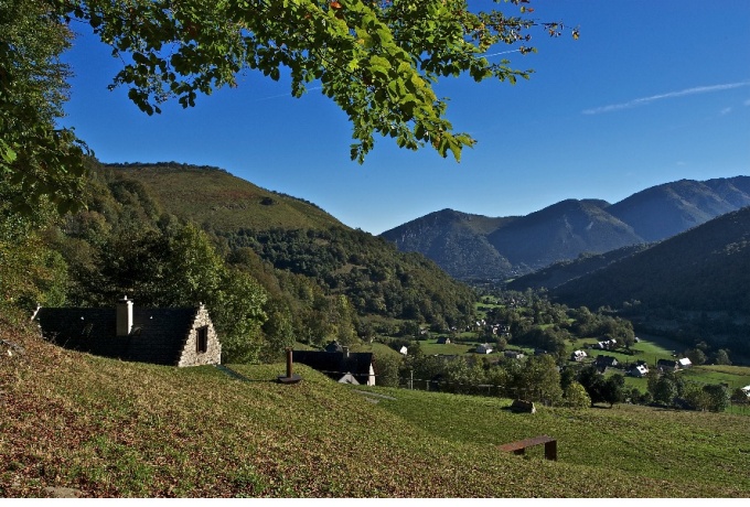 La maison est presqu'invisible en amont de la pente<br/> Crédit photo : RUAULT Philippe