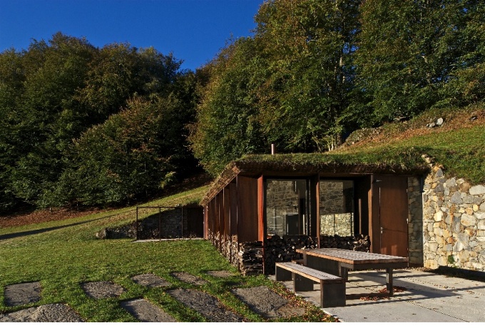 l'entrée faisant face à l'ancienne maison<br/> Crédit photo : RUAULT Philippe