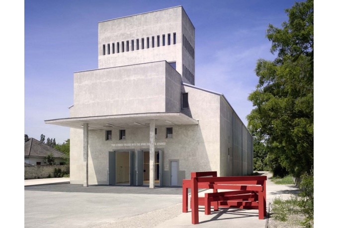 vue de parvis avec une oeuvre de François Morrelet<br/> Crédit photo : DR  