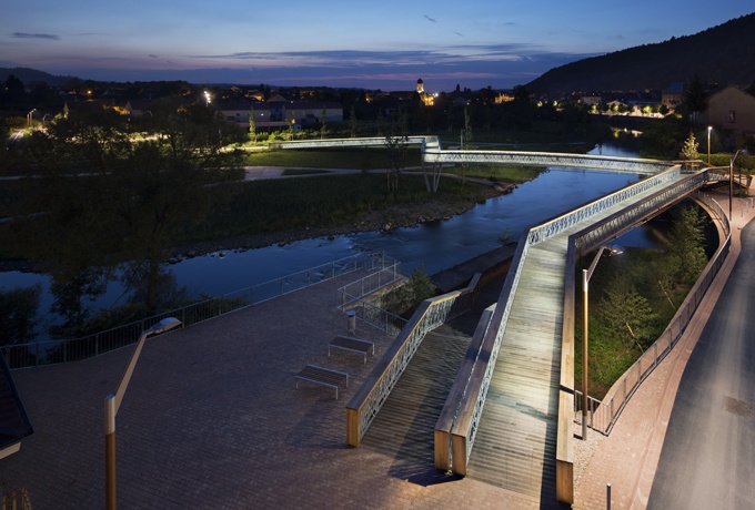 Aménagement des berges, passerelle de nuit<br/> Crédit photo : DENANCÉ Michel