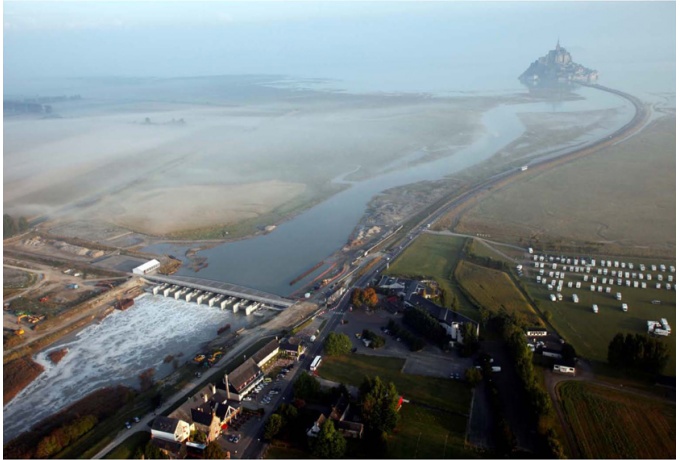 Vue du barrage dans le paysage du Mont St Michel<br/> Crédit photo : JOUANNEAU Thomas