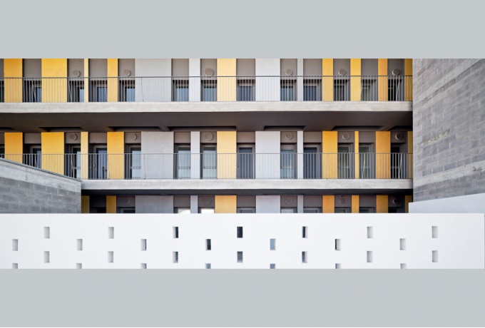 Le Social Housing Block derrière le mur qui délimite la parcelle<br/> Crédit photo : GOULA Adria