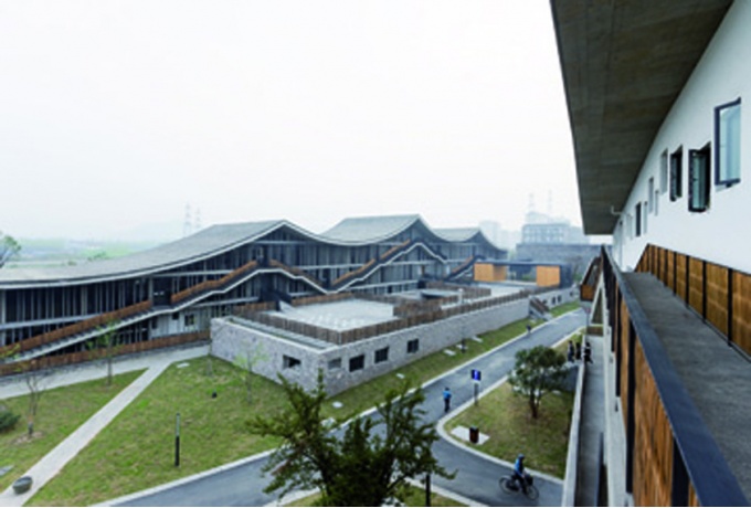 Le département d'architecture, telle une montagne, s'escalade par un chemin de façade tout en dénivelé<br/> Crédit photo : BAAN Iwan