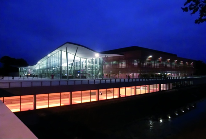 Vendéspace, Mouilleron-le-Captif, vue du parvis de nuit<br/> Crédit photo : AUA Paul Chemetov