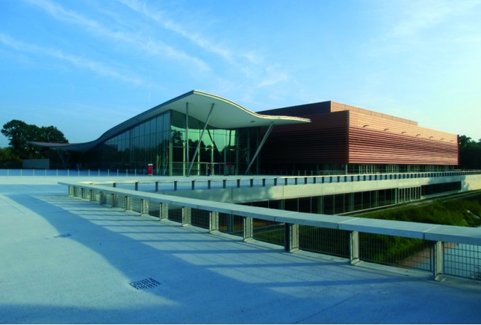 Vendéspace, Mouilleron-le-Captif, vue du parvis<br/> Crédit photo : AUA Paul Chemetov