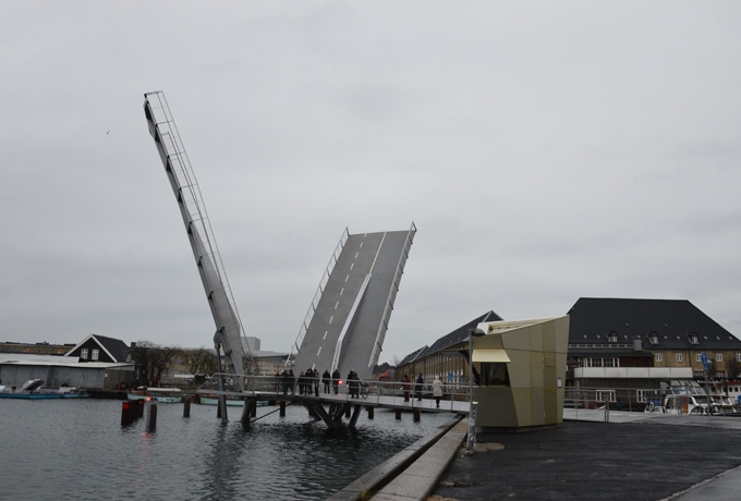 Ouverture. Les deux ailes basculent verticalement au-dessus des canaux de Trangraven et Christianshavns<br/> Crédit photo : FEICHTINGER-FELBER Barbara