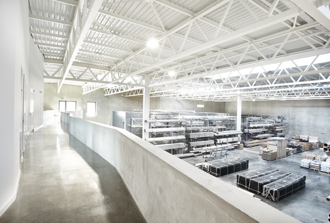 La mezzanine donnant sur cette halle est un prolongement de la passerelle qui relie les deux bâtiments.