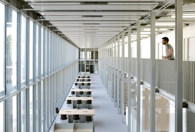 La bibliothèque occupe le corps central de l'école.