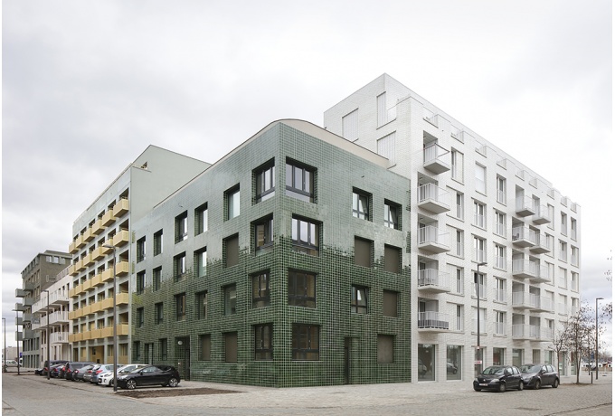 Vue depuis la rue de l'ensemble du projet d'habitats groupés<br/> Crédit photo : Dujardin Filip