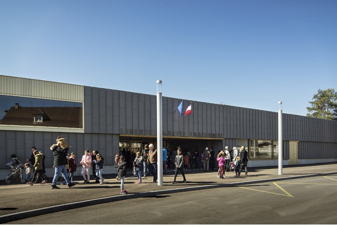 Le parvis, la façade est marquée d'une surépaisseur à 2,40m<br/> Crédit photo : HENRION William