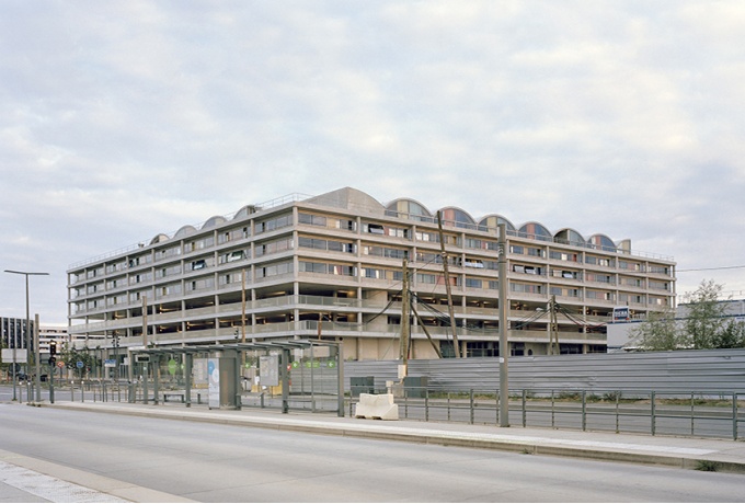 Un squelette équipé qui contraste avec les blocs fermés qui s'étendent alentour<br/> Crédit photo : DELVAUX Maxime