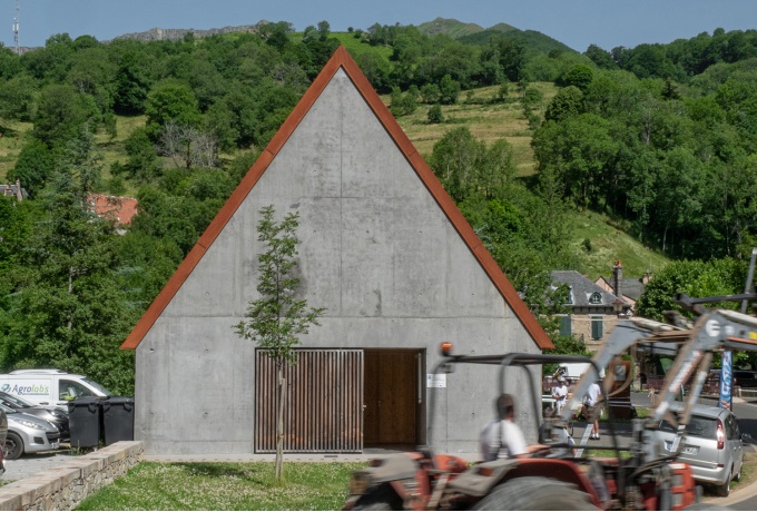 Halle à Mandailles-Saint-Julien - Atelier du Rouget, Simon Teyssou et associés / 2019<br/> Crédit photo : PICARD Théophile