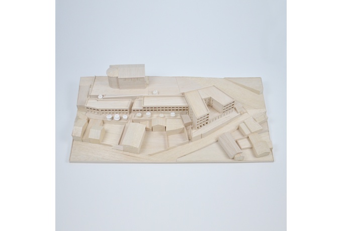  maquette de l’architecture crénelée. Celle-ci constitue un soubassement habité au lieu de culte, se raccorde à l’environnement bâti disparate et ménage des traverses dans ses interstices. ©ZN