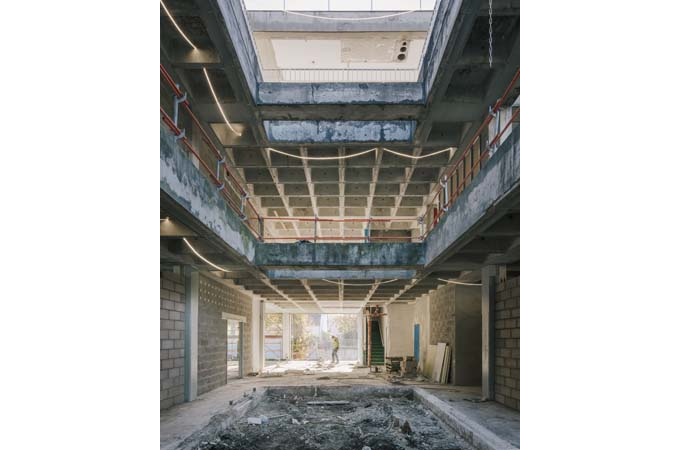 Page de gauche : photos du chantier de rénovation. L’intervention a été intégrale, démolissant presque tout ce qui n’était pas des éléments structurels et quelques murs en « parpaing ». Sur la photo du haut, on voit la réouverture des patios de lumière.<br/> Crédit photo : BROYEZ Charly