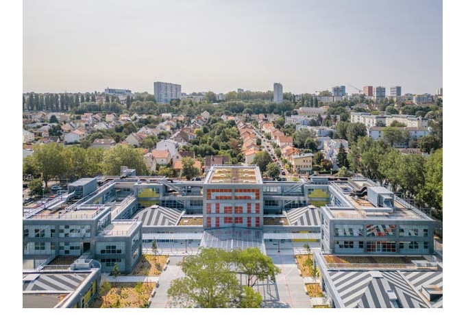 Vue aérienne du collège Anne-Frank, entouré par un tissu urbain de type "pavillonaire". <br/> Crédit photo : GROSMOND Nicolas