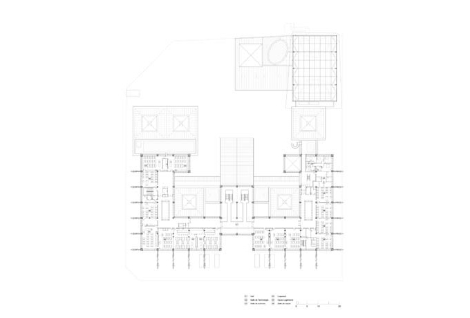 Plan du premier étage du projet de Mars. Bien que la rigidité du plan original ait été conservée, le confort des salles de classe et des circulations a été considérablement amélioré. On peut également observer les ajouts des années 1990, comme les salles de sport, qui rompent volontairement avec l’esprit du projet original.