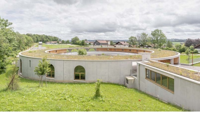 le bâtiment neuf, partiellement encaissé dans la doline, dégage des vues lointaines sur le paysage.<br/> Crédit photo : BOEGLY Luc