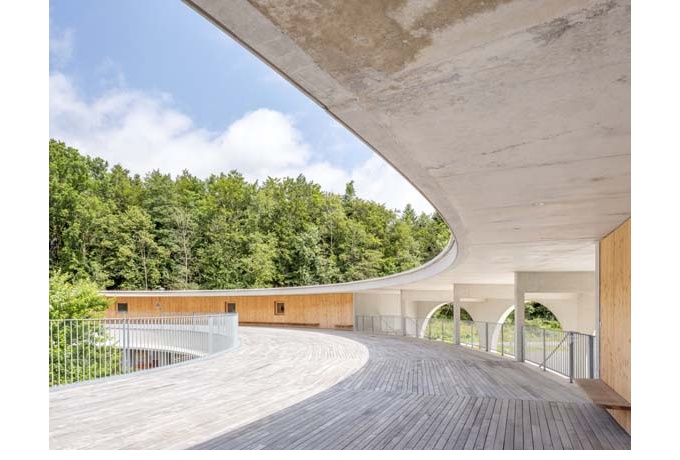 un bois de chênes domine la cour haute.<br/> Crédit photo : BOEGLY Luc